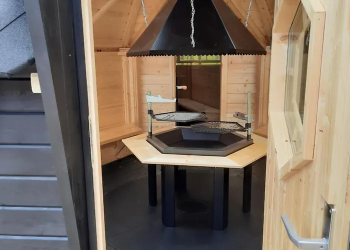 Tatil Evi Ailo, Iso-syoete